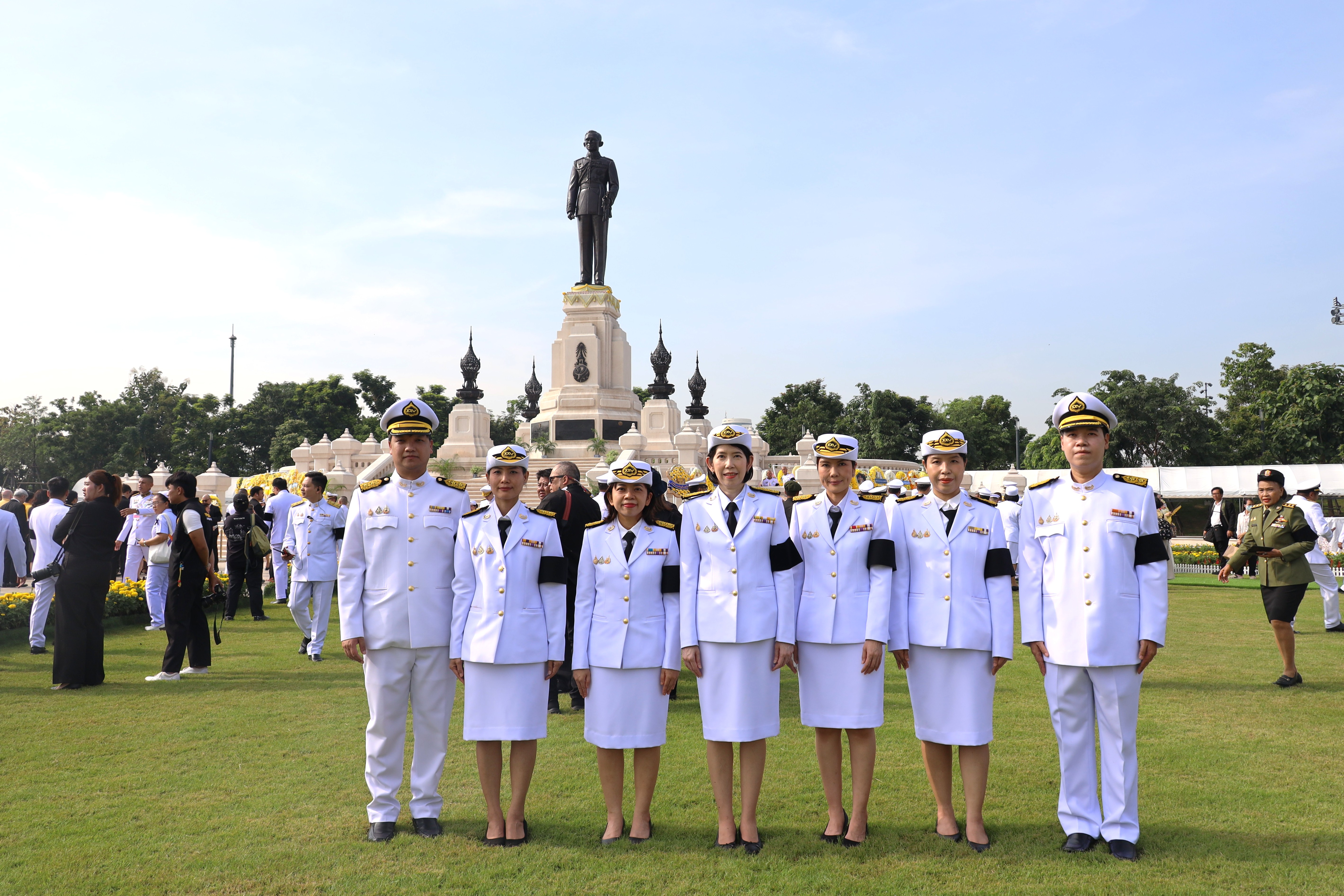 https://cfl.gpf.or.th/Files/Viewer/?fileName=01b00833-9f6f-4314-9ac3-1c2ba6c15412/วางพวงมาลา 1.JPG