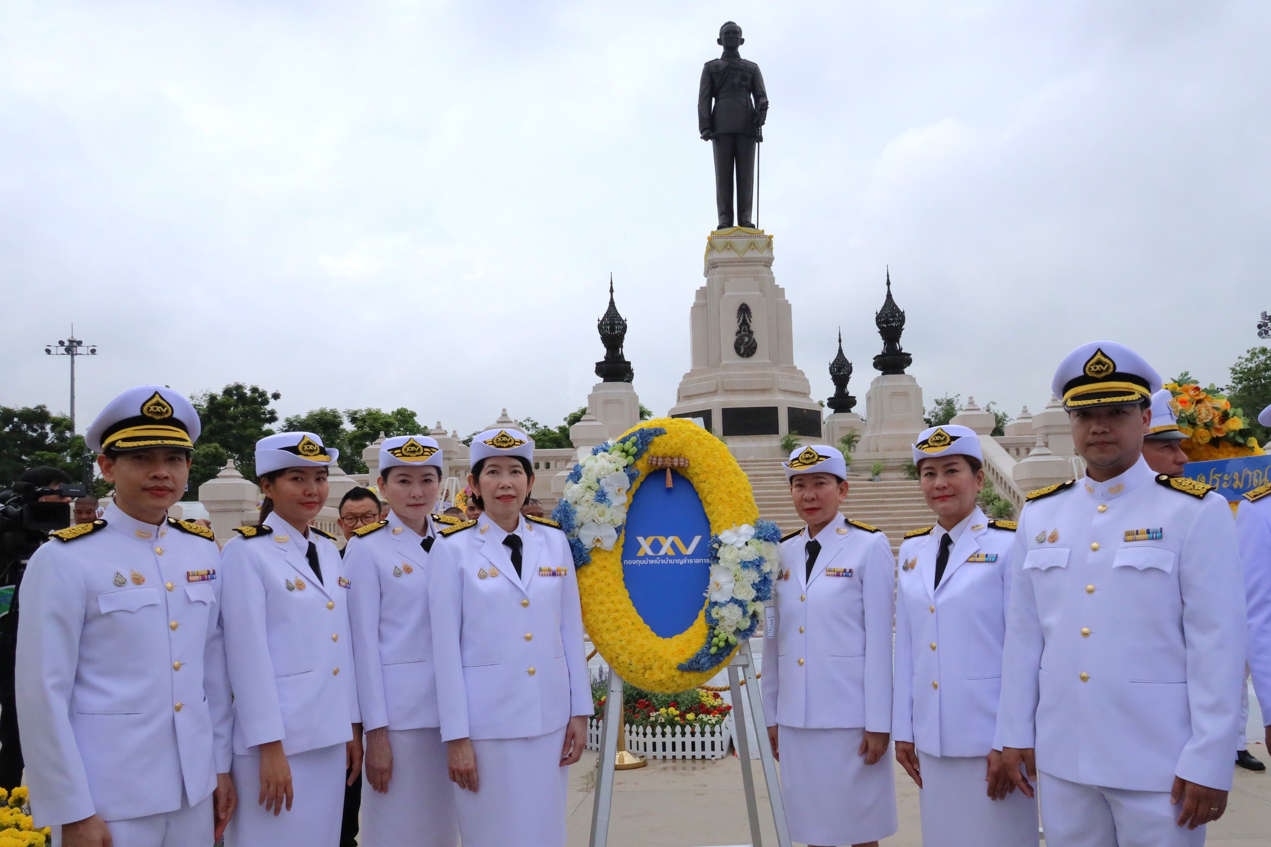 https://cfl.gpf.or.th/Files/Viewer/?fileName=ed3a0212-3e0c-469d-b74a-ea35105b8d2d/กบข. น้อมรำลึกวางพวงมาลา1.jpg
